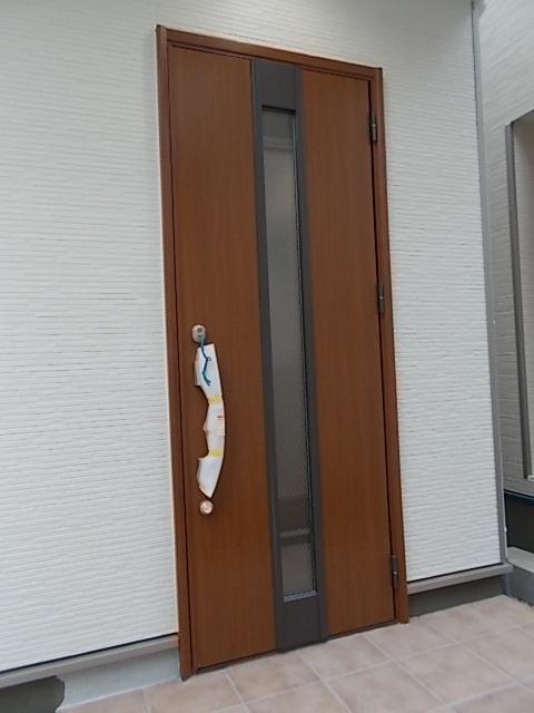Entrance. Pick-up in stylish entrance door