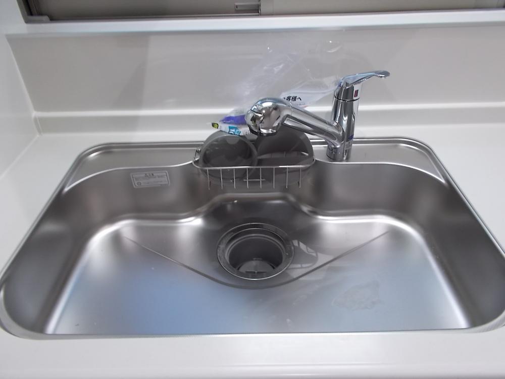 Kitchen. Washing also comfortably in the spacious sink