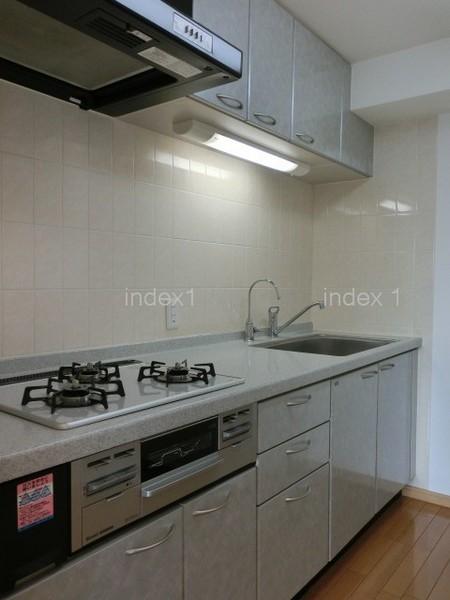 Kitchen. Hakadori you dishes in the 3-burner stove!