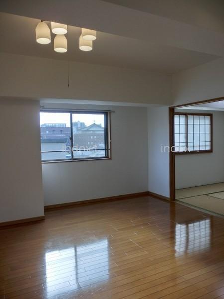 Living. Bright sunshine will plug from window ☆