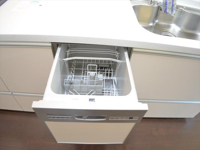 Kitchen. Washing also Easy