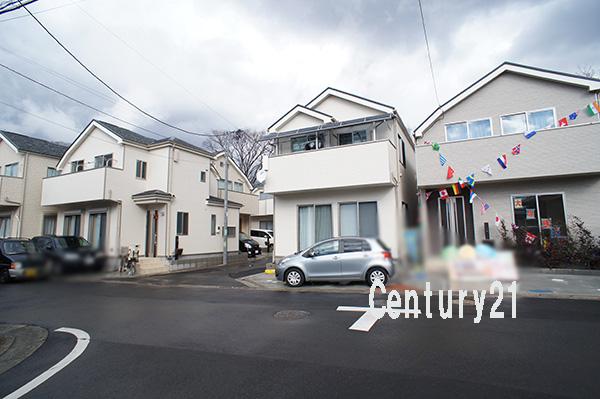 Local photos, including front road. 12 / 20 shooting