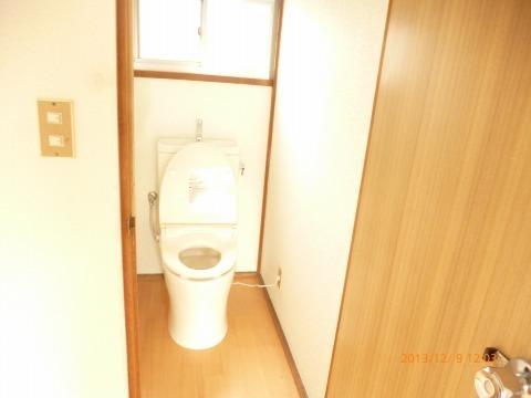 Toilet. Toilet new! With warm toilet