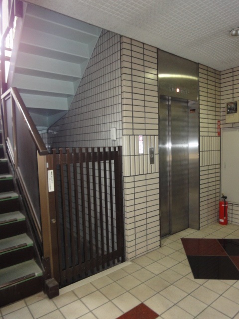 Other common areas. Ease in 4 floor with elevator