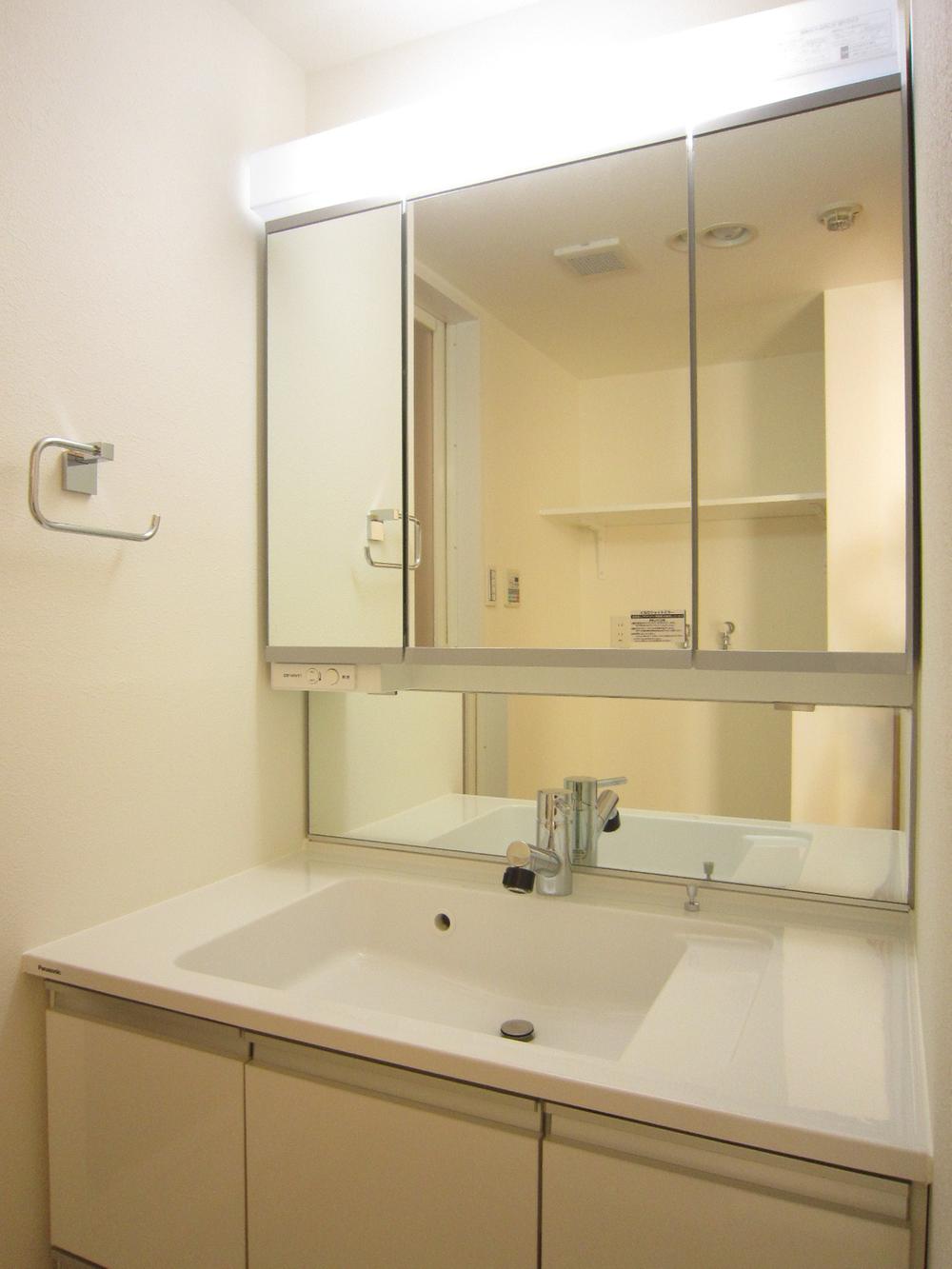 Wash basin, toilet. Indoor (12 May 2013) Shooting