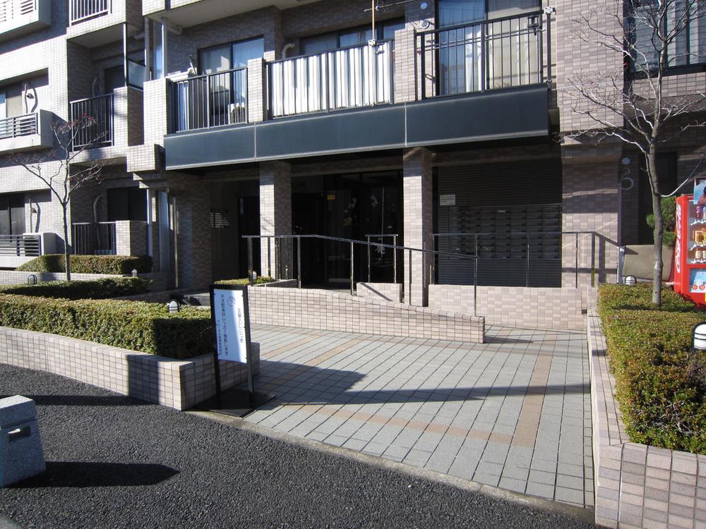 Entrance. Common areas