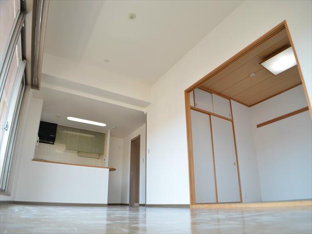 Living. Bright living plugging the sun