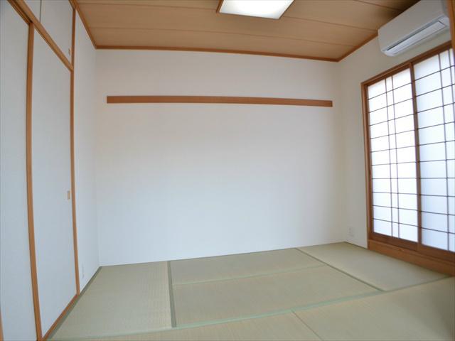 Non-living room. Air-conditioned Japanese-style room in the living next door