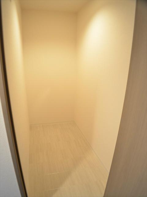 Receipt. Storeroom of 1.2 quires the entrance next to