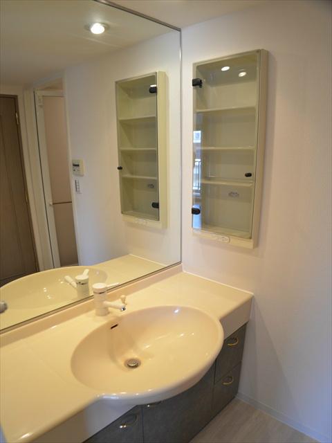 Wash basin, toilet. You can enter and exit from two directions