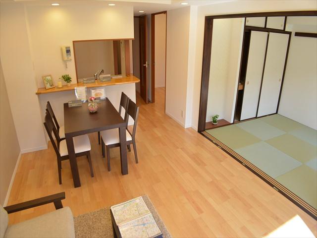 Living. In conjunction with the Japanese-style room of 19 quires to living