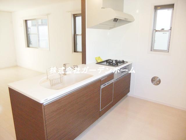 Kitchen. Popular face-to-face system kitchen to wife