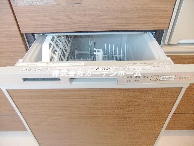 Kitchen. It comes with a dishwasher