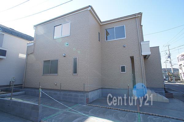 Local appearance photo. Bright house wrapped in plenty of sunlight