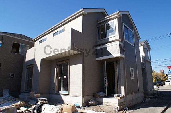 Local appearance photo. Enjoy plenty of light spacious from balcony