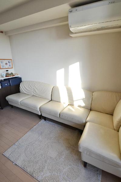 Living. The window of the LDK will enter the bright sunshine in the high sash adopted. Furniture, etc. are not included in the sale.