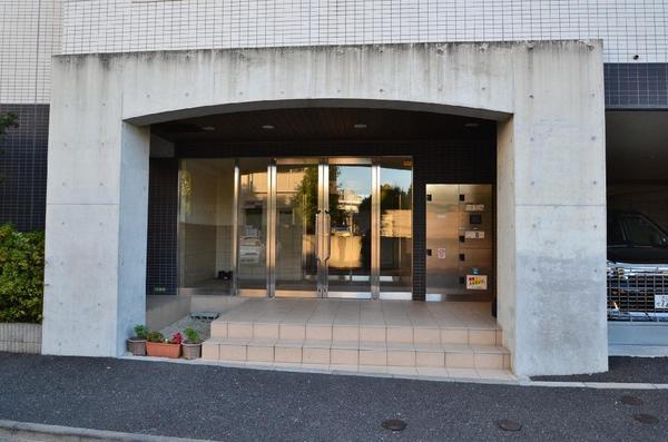 Entrance. Common areas