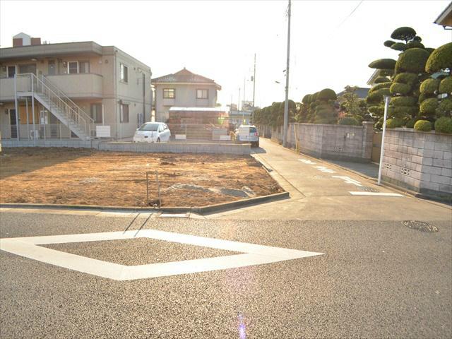 Local photos, including front road. Outer wall power board use