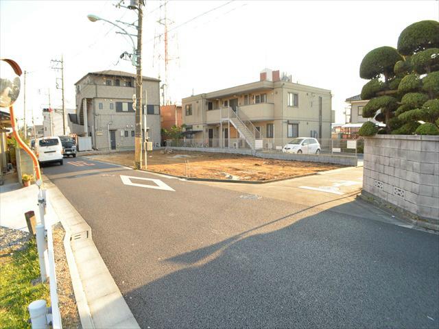 Local photos, including front road. With dishwasher in the kitchen