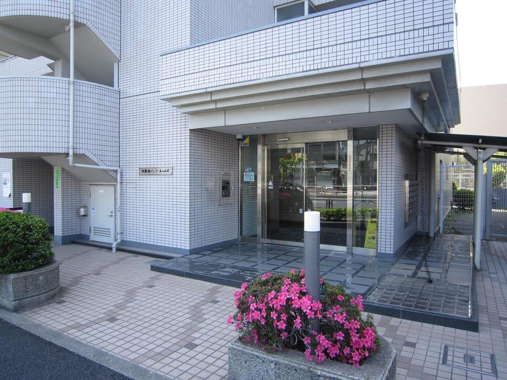 Entrance. Common areas