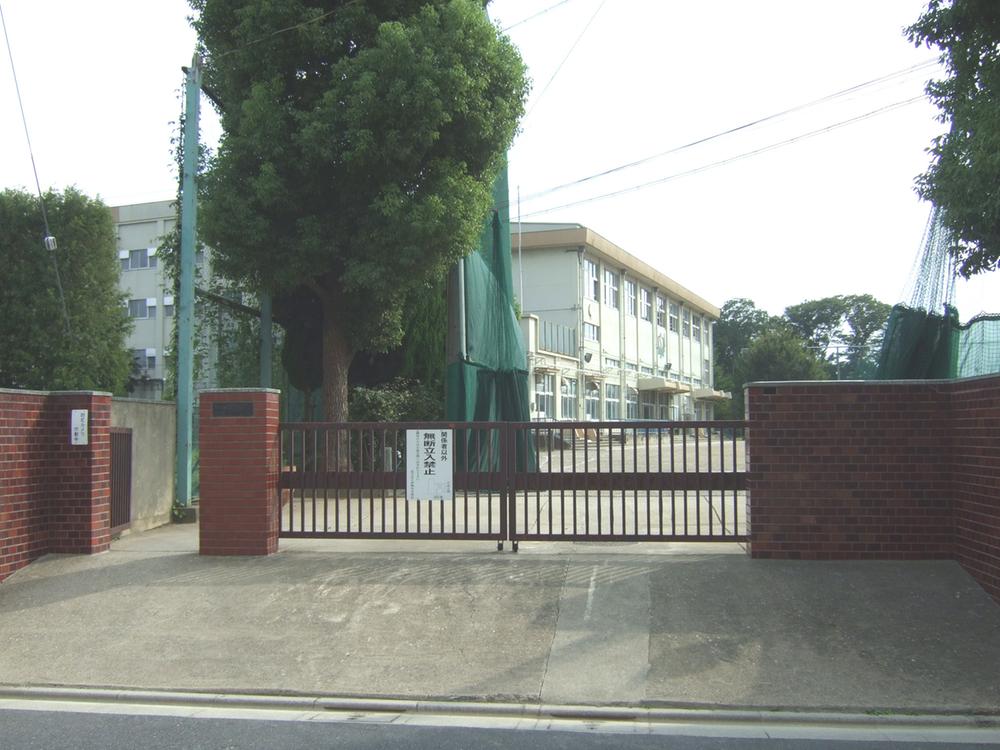 Junior high school. 925m to Adachi Ward diplomatic Junior High School