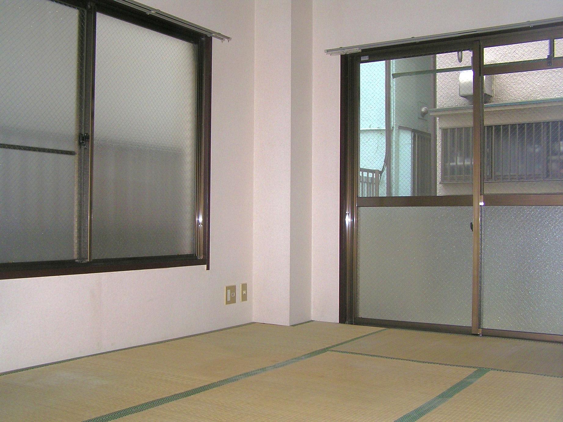 Living and room. 6-mat Japanese-style room is there is a two-sided lighting