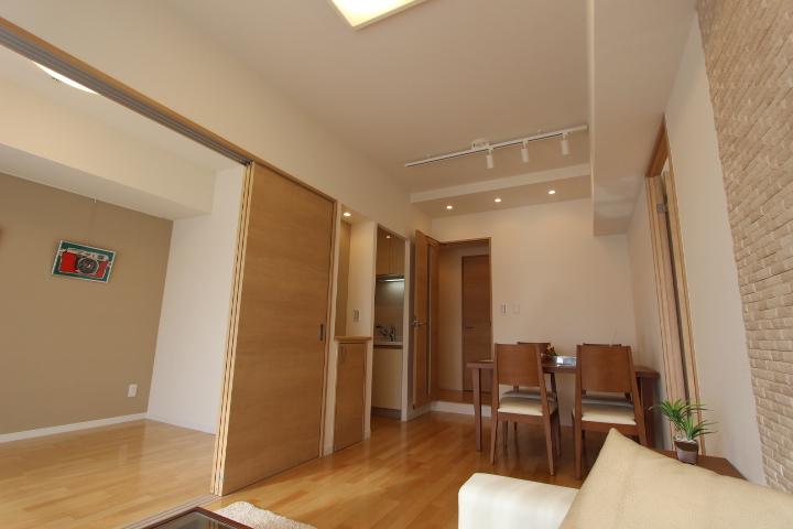 Living. 3LDK of new interior renovation type. Warm impression, Also felt design accent Cross. (2013 November shooting)
