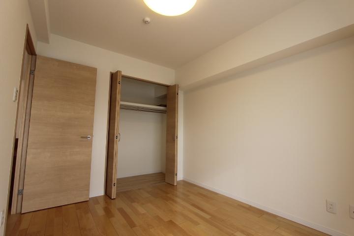 Non-living room. All rooms are equipped with lighting. You can reduce even a little of something and take initial investment.