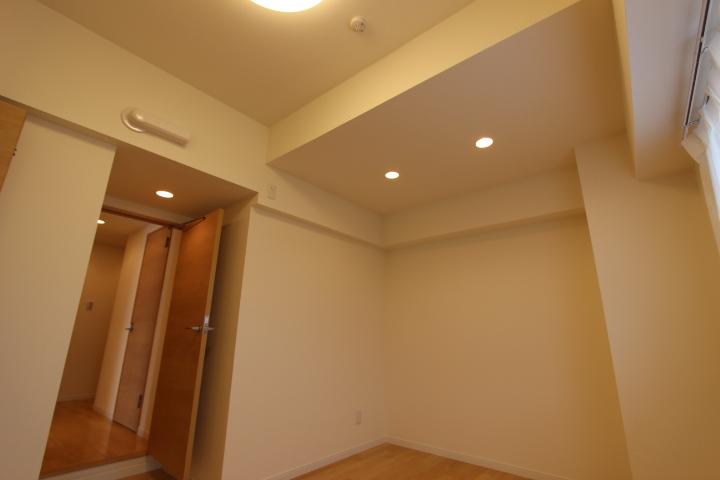 Non-living room. Downlight new installation. Room can feel the design is likely to be arranged in the space of attention.