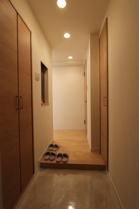 Entrance. Entrance of calm texture. So it is provided in addition to also housed the height of a shoe box, Likely entrance of cleaning even easier.