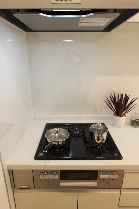 Kitchen. 3-burner stove that daily cooking fun