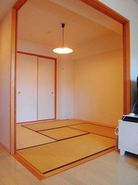 Non-living room. Japanese-style room (approximately 5.5 tatami mats) furniture, etc. are not included in the sale