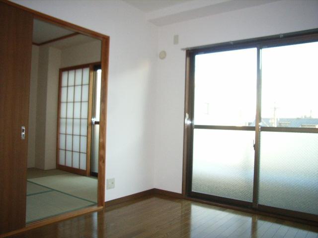 Living and room. Western than Japanese-style room (the same type)