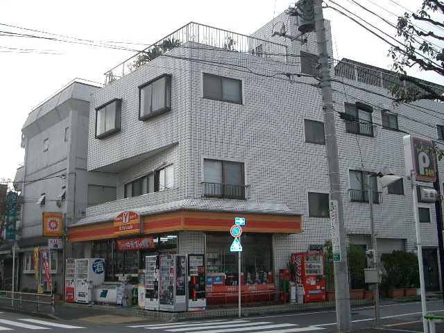 Convenience store. 329m until the Daily Yamazaki Adachi Kitaayase store (convenience store)