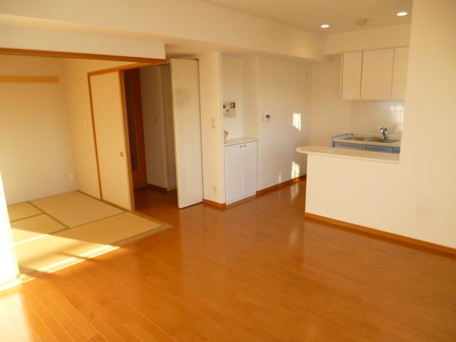 Living. Corner room of the living room there is a bright and airy!