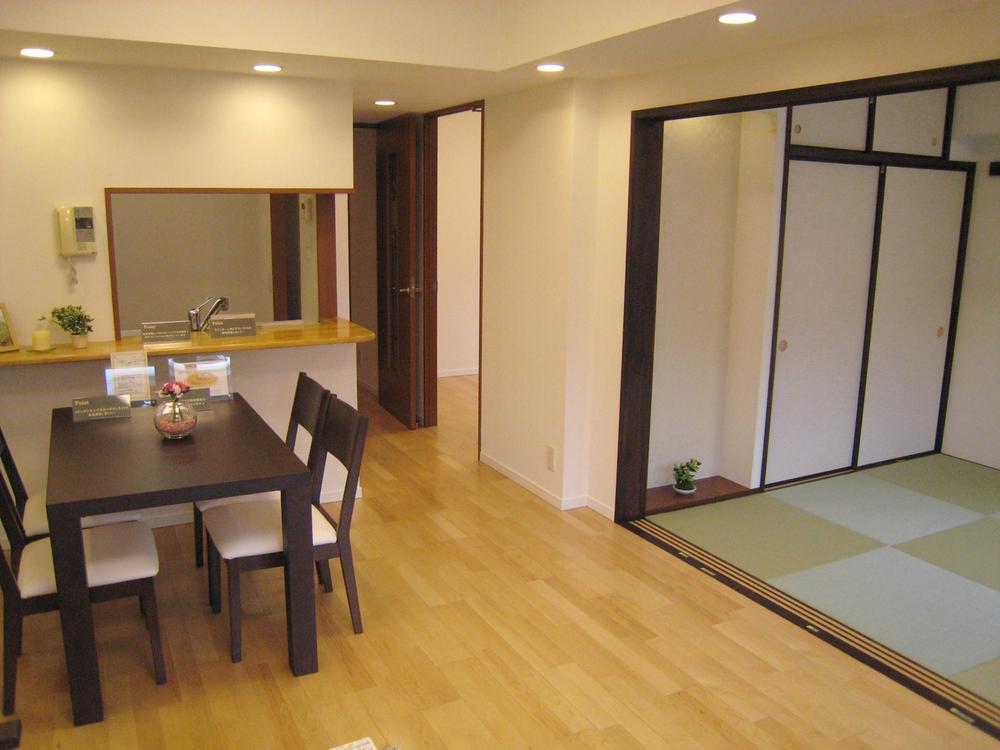 Living. There is also a Japanese-style room of Tsuzukiai.