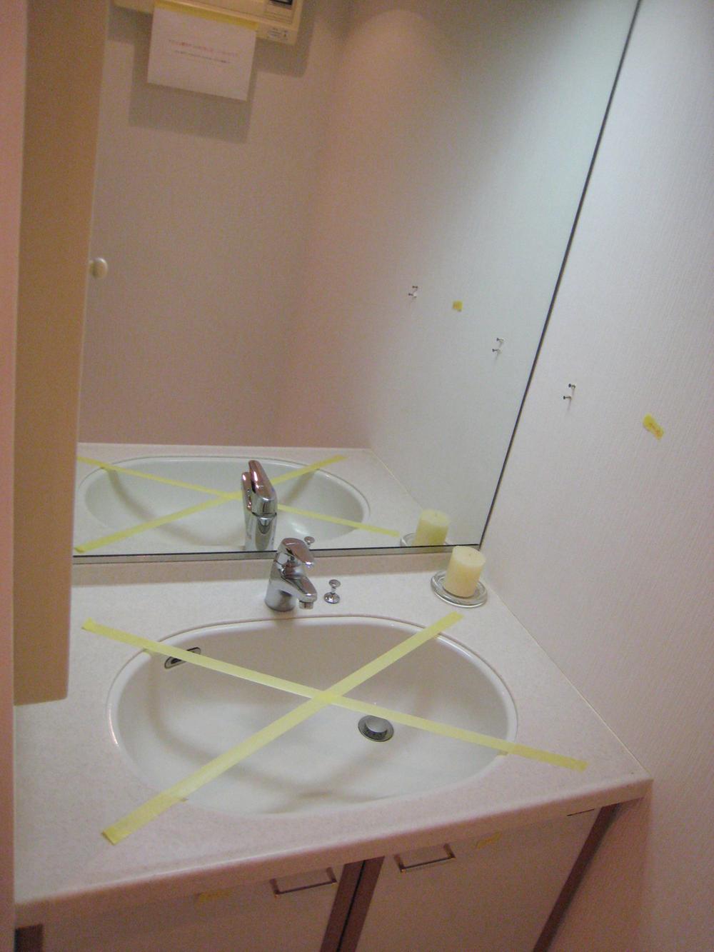 Wash basin, toilet. Wide mirror