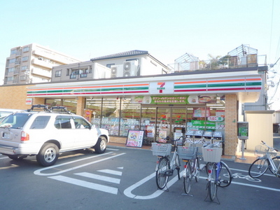 Convenience store. 280m to Seven-Eleven (convenience store)