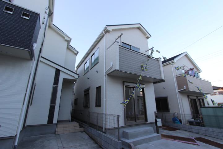 Local photos, including front road. All seven buildings, Imposing completed! (2013 November shooting)