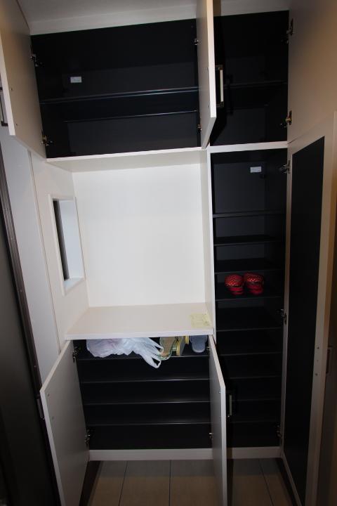 Entrance. Large-capacity front door storage! (2013 November shooting)