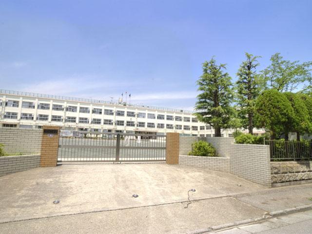 Primary school. 440m to Adachi-ku, Tatsunaka River North Elementary School