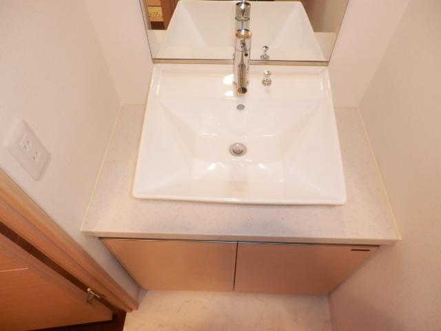 Washroom. Wash basin (image photo)