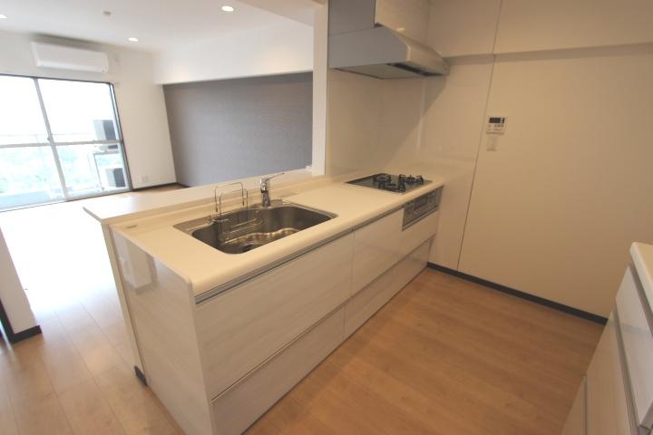 Kitchen. New replaced.. With easy-to-use counter, Face-to-face also eyes be attentive to the LD. While the housework, Enjoy conversation. Indoor (July 2013) Shooting