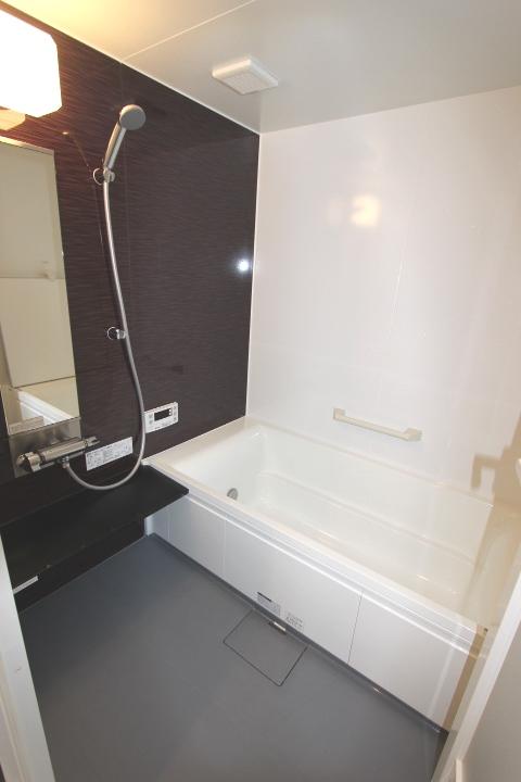 Bathroom. Bathroom new replaced.. With so bathroom ventilation drying heater, Quickly eliminate the moisture in the bathroom. Not only inhibit fungal, Heating before bathing of washing and drying and cold season in the rain is also possible. Indoor (July 2013) Shooting