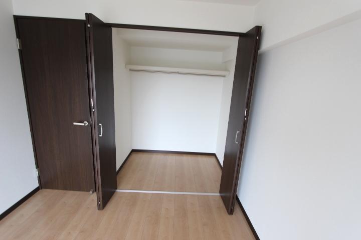 Receipt. There convenient walk-in closet. Clothes, of course, suitcase, Or the like can be accommodated Golf back, It is the space of the room. Indoor (July 2013) Shooting