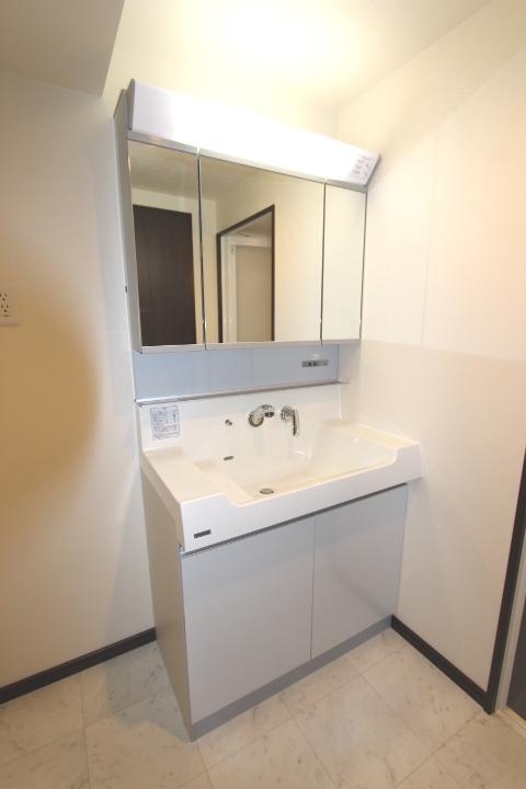 Wash basin, toilet. Shampoo dresser new replaced.. On the back of the three-sided mirror large mirror has established a storage shelf, such as brush and cosmetics goods.