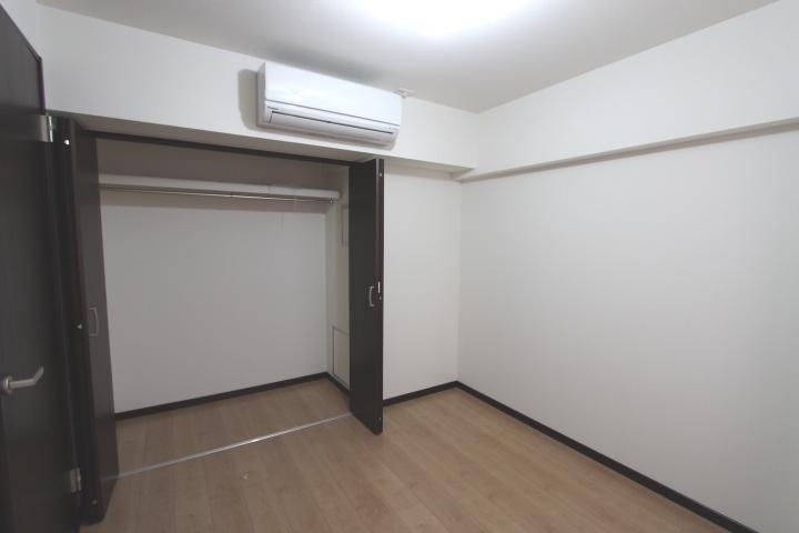 Non-living room. In the door of the dark color, Western-style calm impression. Indoor (July 2013) Shooting