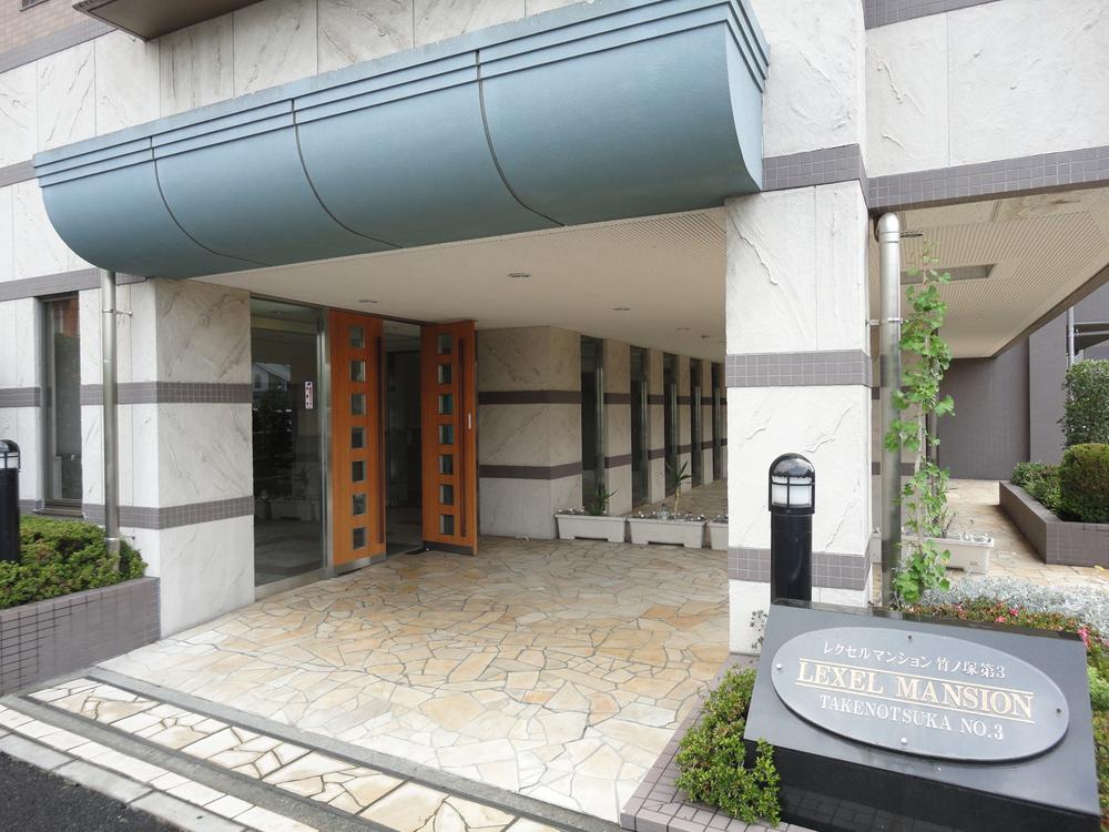 Entrance. Common areas