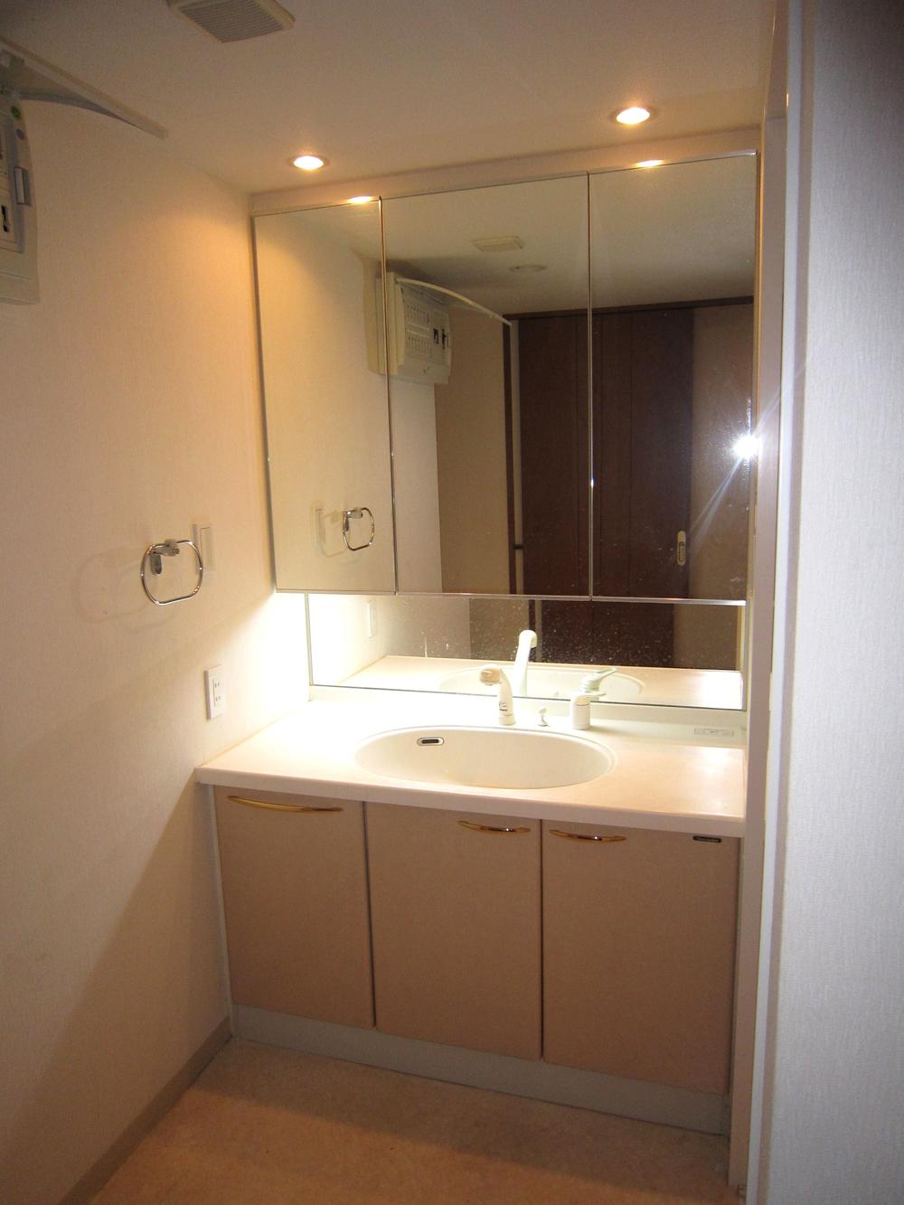 Wash basin, toilet. Indoor (12 May 2013) Shooting