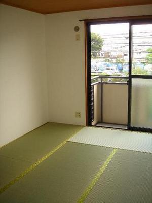 Living and room. Facing south ・ Japanese-style room 6 quires